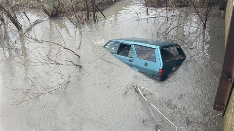 Suya gömülen araçtan son anda kurtuldu - Son Dakika Haberleri